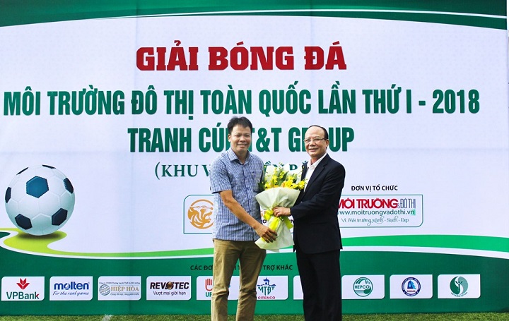Ông Đồng Xuân Thụ Trưởng Ban Tổ chức Giải tặng hoa  cho Phó Tổng Giám đốc Tập đoàn T&T Group Nguyễn Tất Thắng  - nhà tài trợ chính của giải đấu