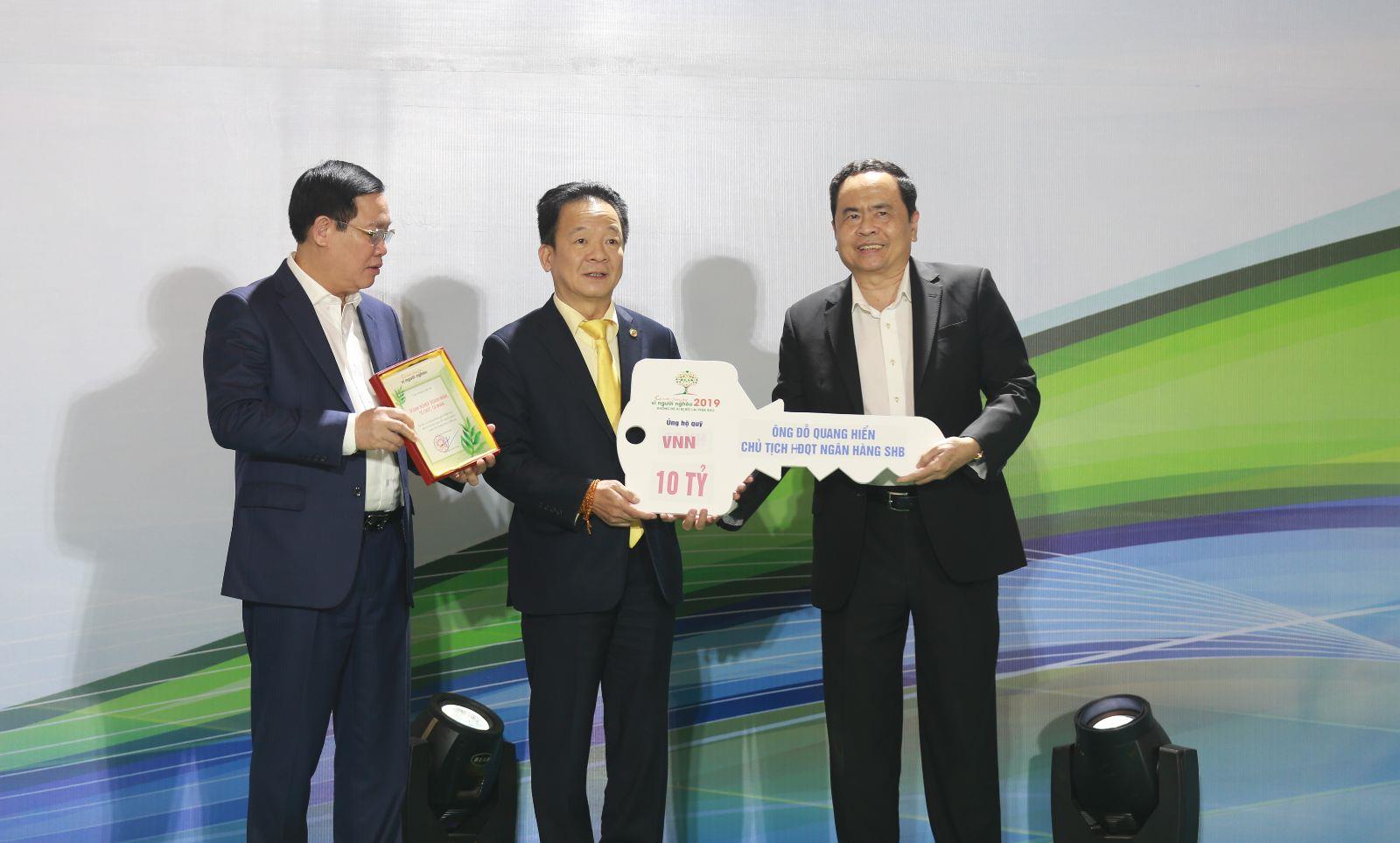 Chủ tịch Đỗ Quang Hiển ủng hộ 10 tỉ đồng cho Quỹ "Vì người nghèo"