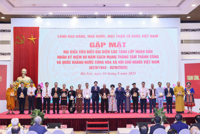 Businessman Do Quang Hien was honored for his outstanding contributions to the community.